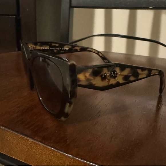 Prada women’s sunglassess - Picture 4 of 7